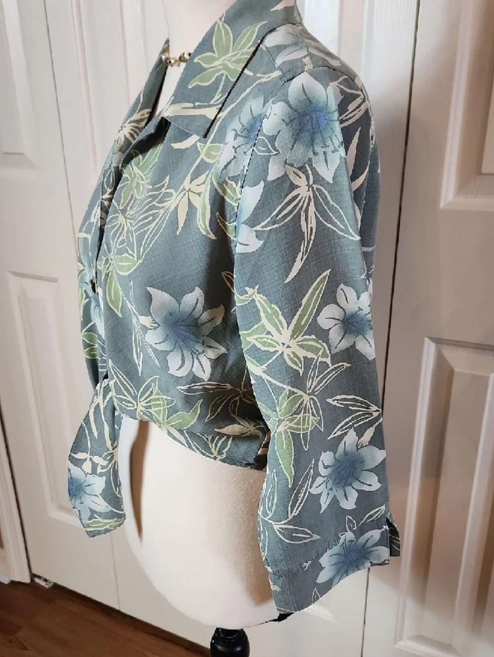 Tommy Bahama Green Floral Tie-Front Button Down Shirt, Med - Picture 4 of 9